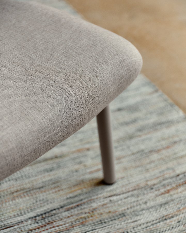 KAVE HOME Inari fotsttte i beige og stl med beige malt overflate 60 x 50 cm FSC Mix Credit