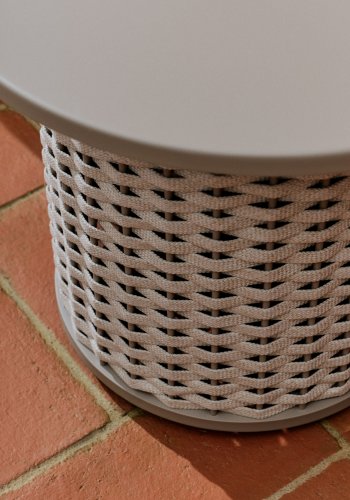 KAVE HOME Sedalis utendrs sidebord i aluminium og taupefarget tau 50 cm