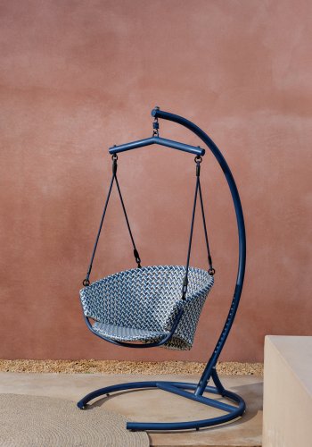 KAVE HOME Saliga bl hengende lenestol med aluminiumsbase og syntetisk rotting