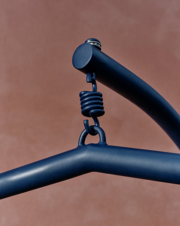 KAVE HOME Saliga bl hengende lenestol med aluminiumsbase og syntetisk rotting