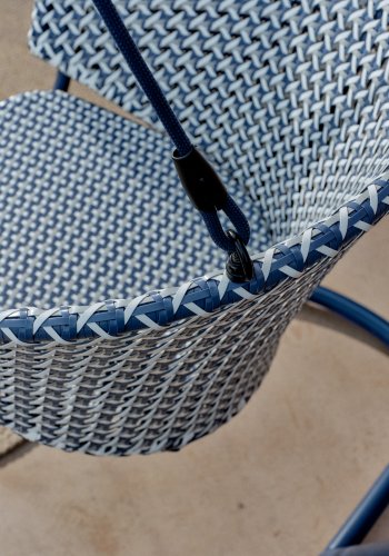 KAVE HOME Saliga bl hengende lenestol med aluminiumsbase og syntetisk rotting