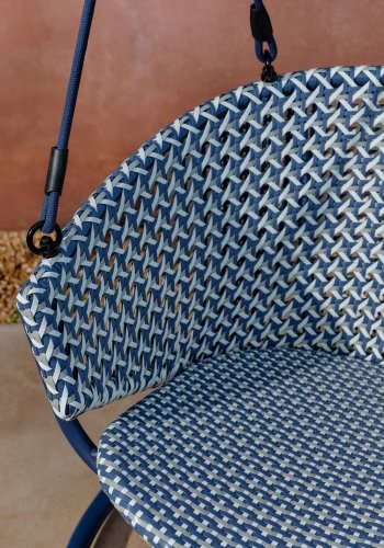 KAVE HOME Saliga bl hengende lenestol med aluminiumsbase og syntetisk rotting