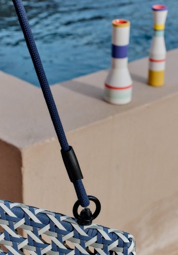 KAVE HOME Saliga bl hengende lenestol med aluminiumsbase og syntetisk rotting