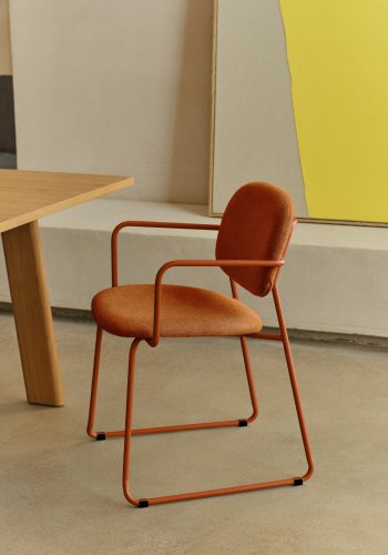 KAVE HOME Meli-stol i terrakotta-chenille med terrakotta-metallramme FSC Mix Credit