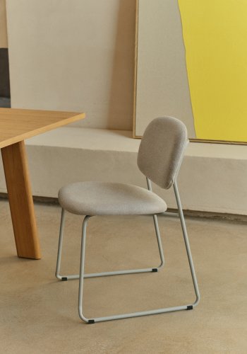 KAVE HOME Meli spisebordsstol, stabelbar - beige chenille og beige metal