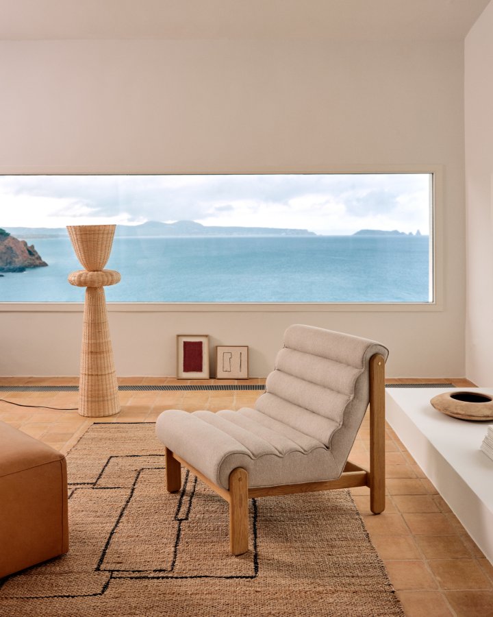 KAVE HOME Magira beige lenestol i heltre eik med naturlig finish