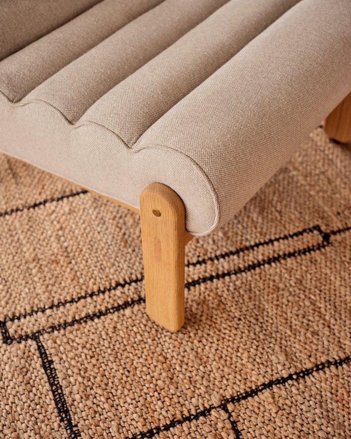 KAVE HOME Magira beige lenestol i heltre eik med naturlig finish
