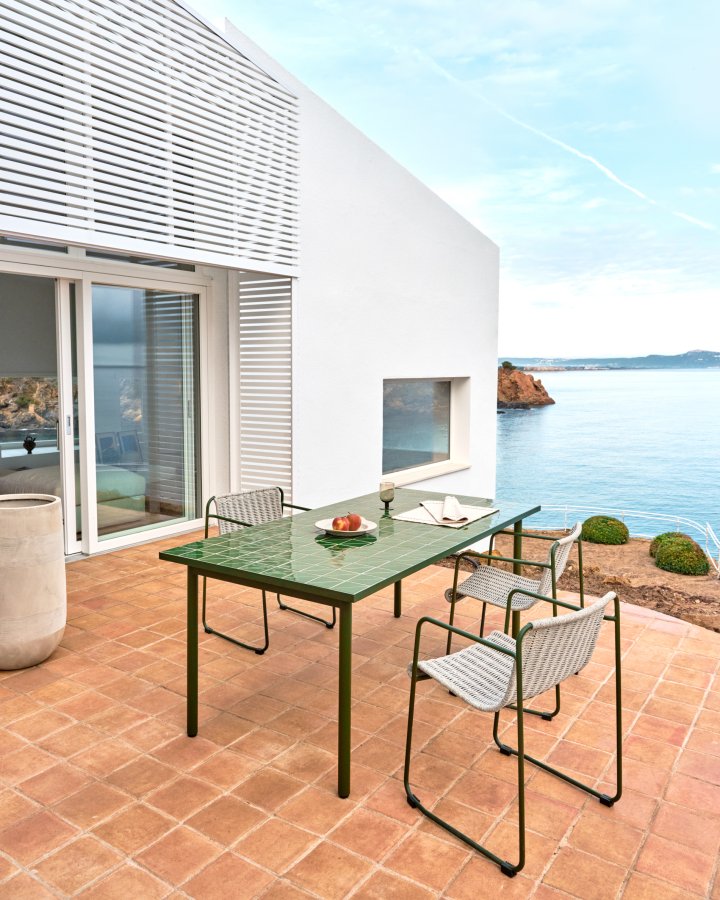 KAVE HOME Maurina utebord i grnt galvanisert stl med grnne fliser 223 x 101 cm