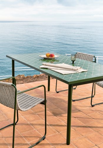 KAVE HOME Maurina utebord i grnt galvanisert stl med grnne fliser 223 x 101 cm