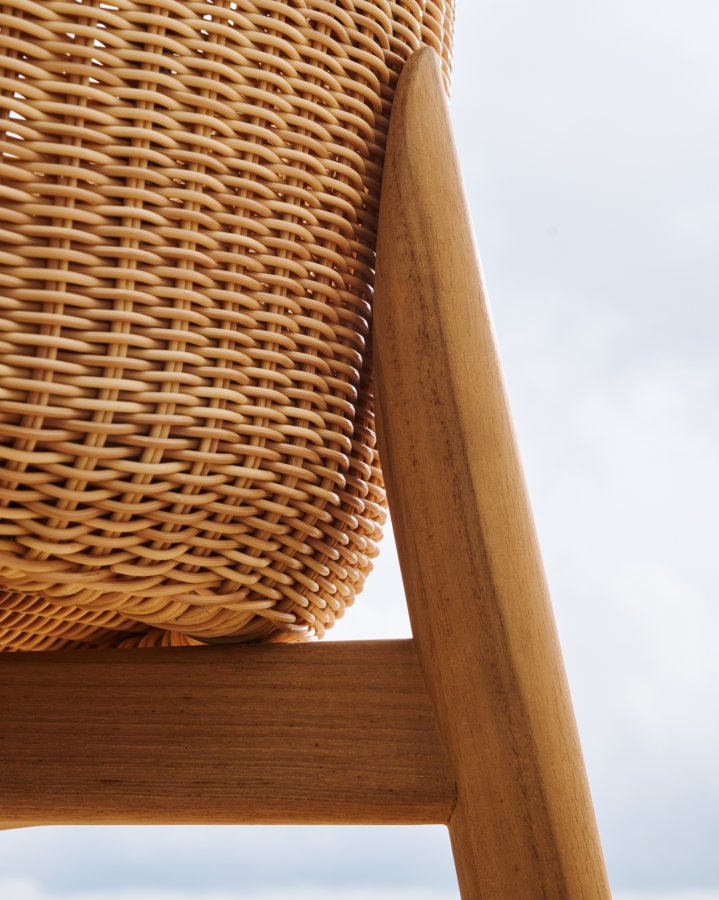 KAVE HOME Galea krakk i FSC 100 % heltre teak og syntetisk rotting 75 cm