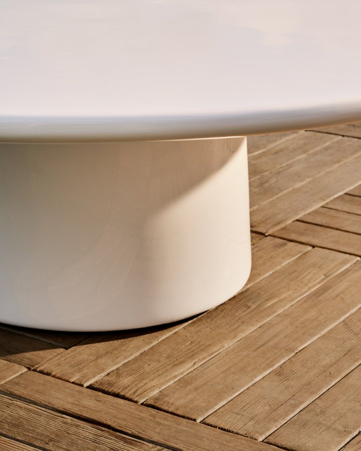 KAVE HOME Albanella salongbord i sement med blank hvit finish 110 cm