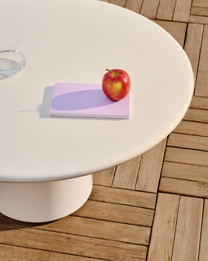 KAVE HOME Albanella salongbord i sement med blank hvit finish  85 cm