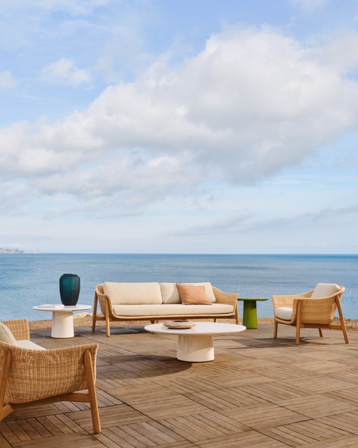 KAVE HOME Galea 3-seters sofa i FSC 100 % heltre teak og syntetisk rotting 223 cm