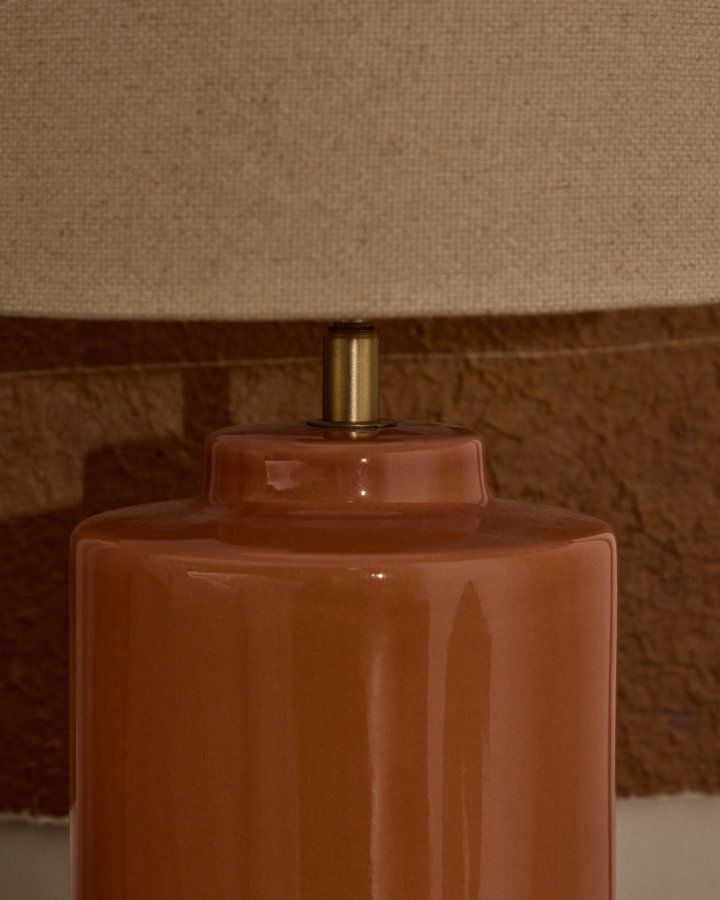 KAVE HOME Daeli keramisk bordlampe med oransje finish og beige bomull