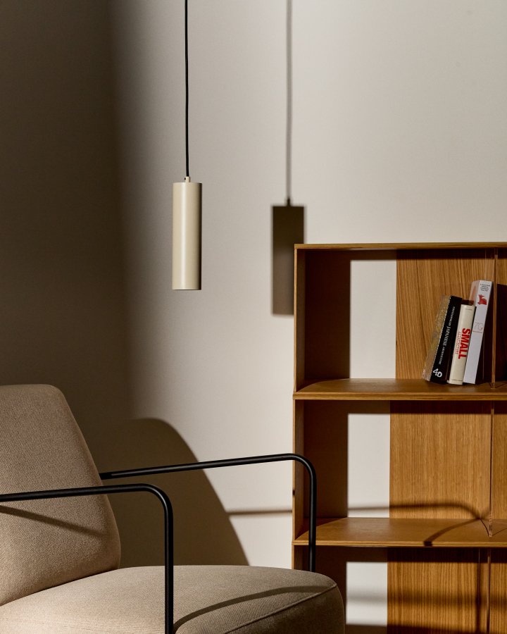 KAVE HOME Andia taklampe i aluminium med beige lakkert overflate