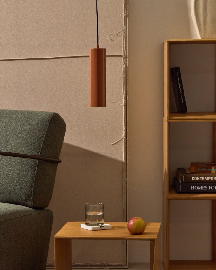 KAVE HOME Andia taklampe i aluminium med terrakottalakoverflate