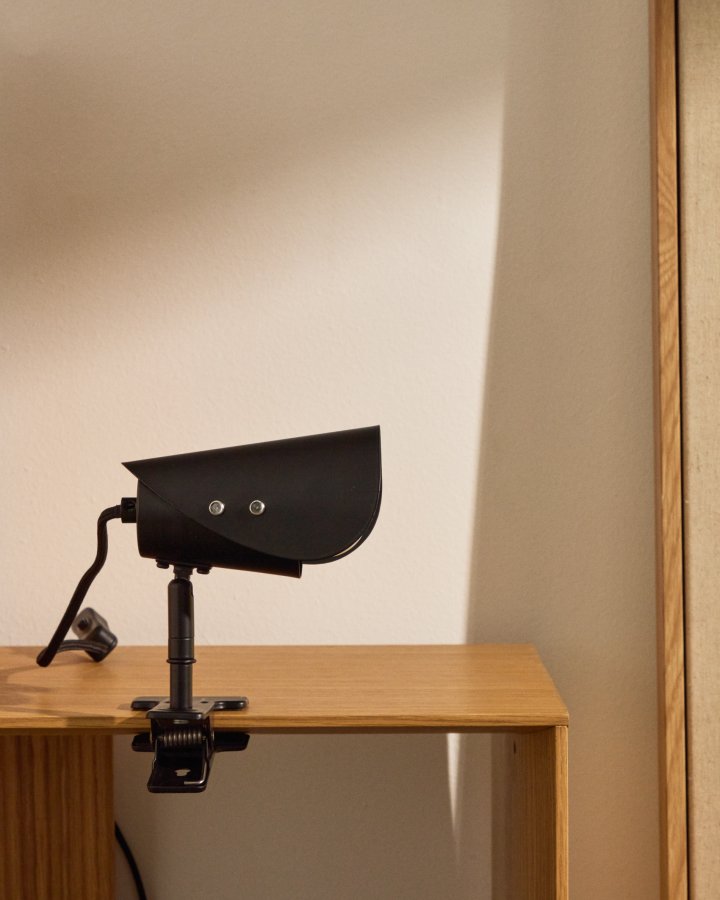 KAVE HOME Jula liten lampe med klemme i svart metall