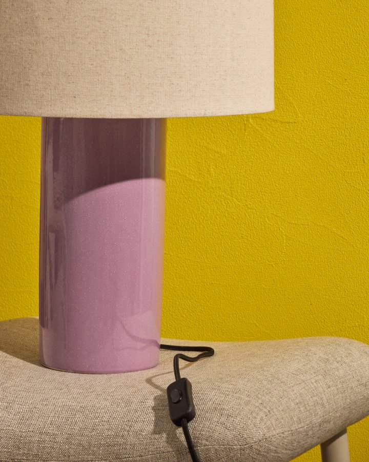 KAVE HOME Toneric keramisk bordlampe med lilla overflate og bomull