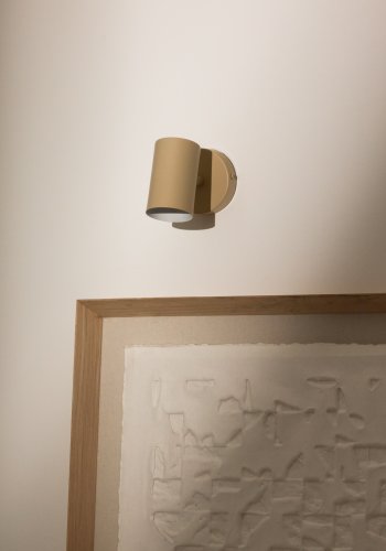 KAVE HOME Manie veggmontert metalllampe med beige teksturert overflate