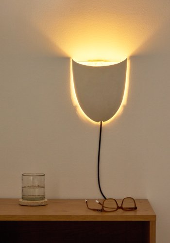 KAVE HOME Nibla veggmontert lampe i hvitt metall med leireeffekt