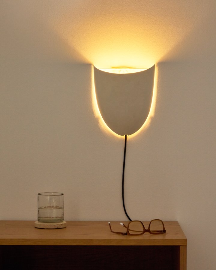 KAVE HOME Nibla veggmontert lampe i hvitt metall med leireeffekt