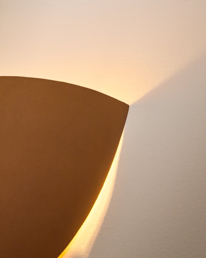 KAVE HOME Nibla veggmontert lampe i metall med terrakottaeffekt