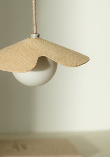 KAVE HOME Wilara loftlampe - 1 hvid r�get glaskugle og egetr�sfiner