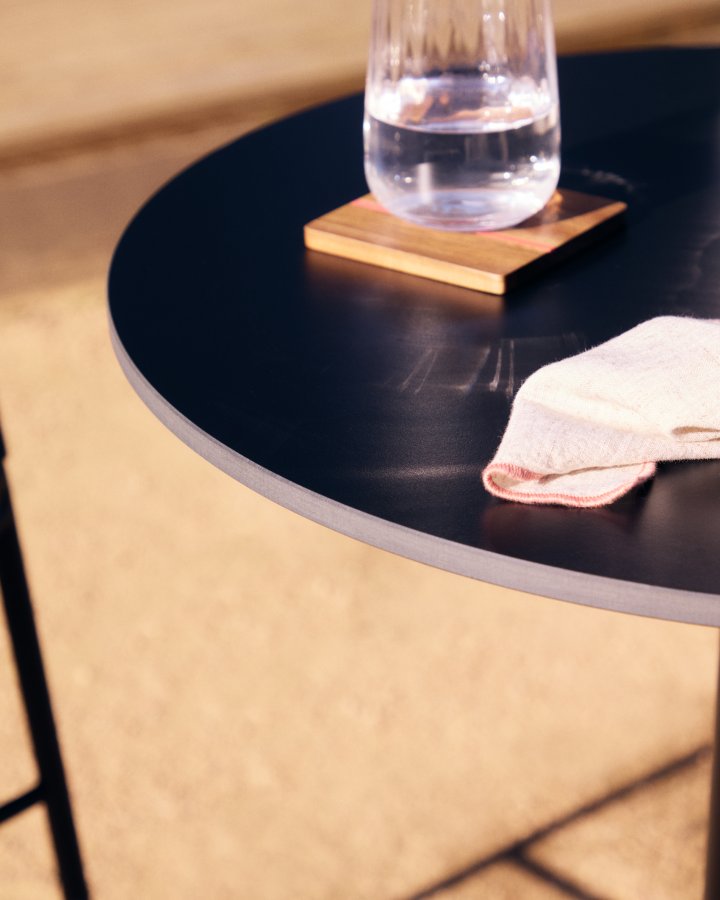 KAVE HOME Esilda hyt utendrs barbord, rundt - svart HPL og svart metall (60x96)