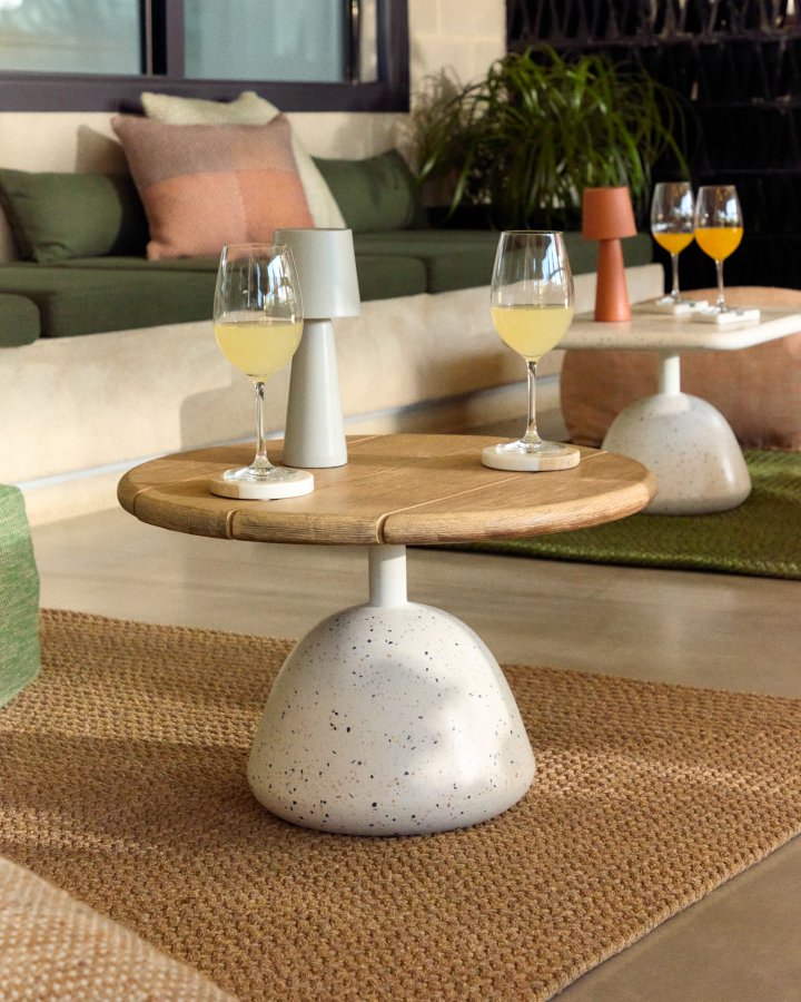 KAVE HOME Saura salongbord med hvit terrazzo og naturlig akasieplate, 32 x 55 cm FSC 100%