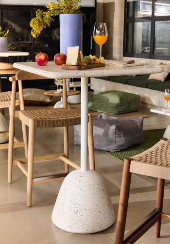 KAVE HOME Saura hyt barbord i hvit terrazzo med hvit terrazzoplate, 99 x 70 x 70 cm