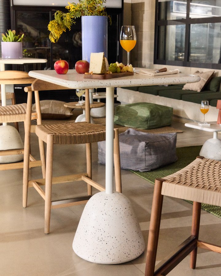 KAVE HOME Saura hyt barbord i hvit terrazzo med hvit terrazzoplate, 99 x 70 x 70 cm