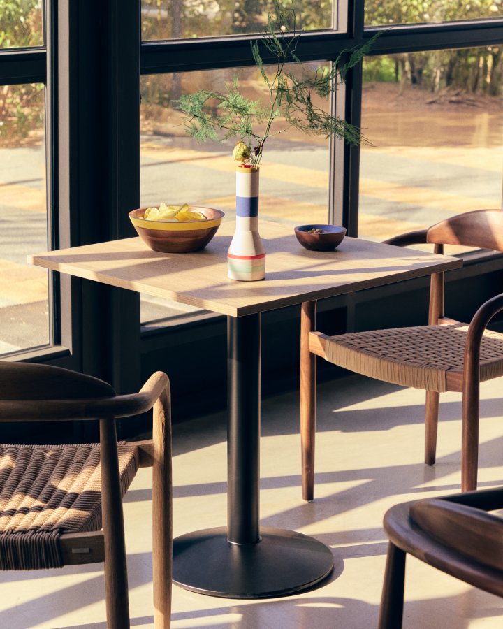 KAVE HOME Dina kafébord, firkantet - brun melamin og svart metall (70x70)