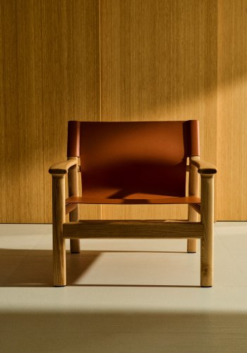 KAVE HOME Jan lenestol laget av lysebrune resirkulerte lrfibre og FSC 100 % heltre ask med