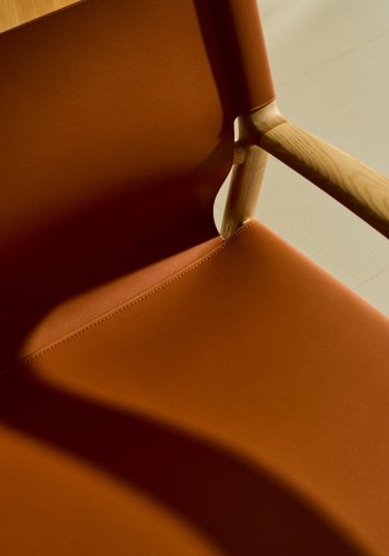 KAVE HOME Jan lenestol laget av lysebrune resirkulerte lrfibre og FSC 100 % heltre ask med