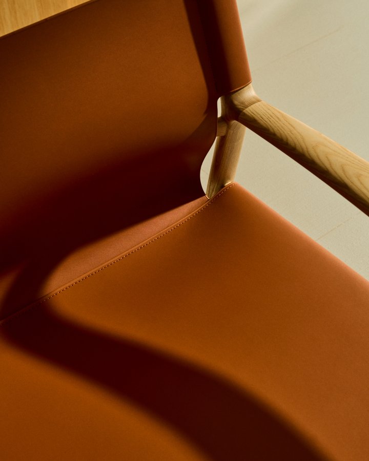 KAVE HOME Jan lenestol laget av lysebrune resirkulerte lrfibre og FSC 100 % heltre ask med