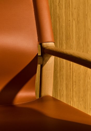 KAVE HOME Jan lenestol laget av lysebrune resirkulerte lrfibre og FSC 100 % heltre ask med