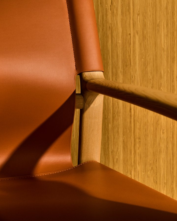 KAVE HOME Jan lenestol laget av lysebrune resirkulerte lrfibre og FSC 100 % heltre ask med