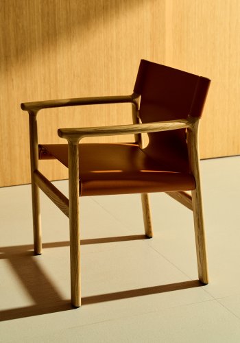 KAVE HOME Jan-stol laget av lysebrune, resirkulerte lrfibre og FSC 100 % heltre ask med nattlys