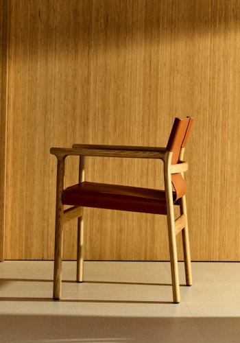 KAVE HOME Jan-stol laget av lysebrune, resirkulerte lrfibre og FSC 100 % heltre ask med nattlys