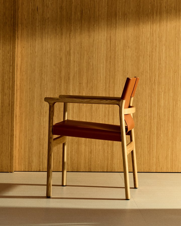 KAVE HOME Jan-stol laget av lysebrune, resirkulerte lrfibre og FSC 100 % heltre ask med nattlys