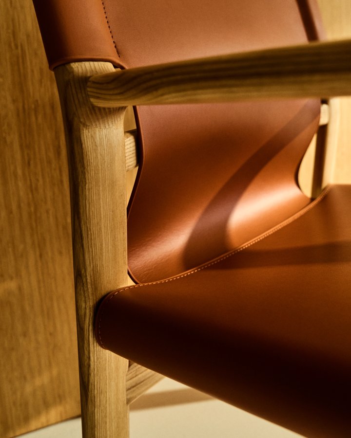 KAVE HOME Jan-stol laget av lysebrune, resirkulerte lrfibre og FSC 100 % heltre ask med nattlys