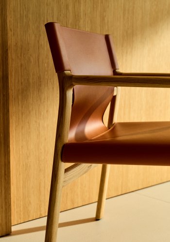 KAVE HOME Jan-stol laget av lysebrune, resirkulerte lrfibre og FSC 100 % heltre ask med nattlys