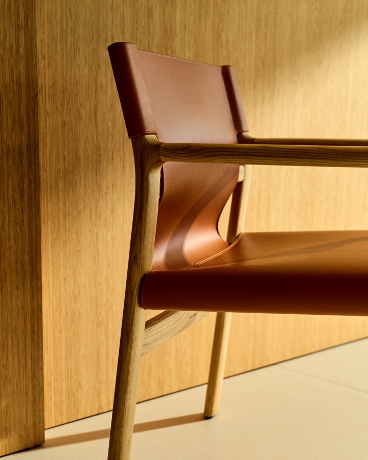 KAVE HOME Jan-stol laget av lysebrune, resirkulerte lrfibre og FSC 100 % heltre ask med nattlys