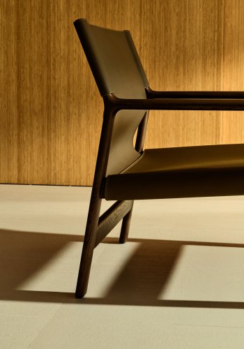 KAVE HOME Jan lenestol laget av mrkebrune resirkulerte lrfibre og FSC 100 % heltre ask med w