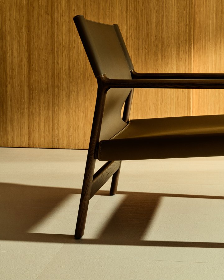 KAVE HOME Jan lenestol laget av mrkebrune resirkulerte lrfibre og FSC 100 % heltre ask med w