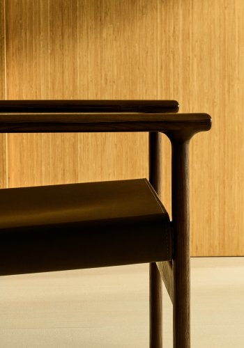 KAVE HOME Jan lenestol laget av mrkebrune resirkulerte lrfibre og FSC 100 % heltre ask med w