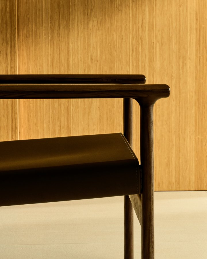 KAVE HOME Jan lenestol laget av mrkebrune resirkulerte lrfibre og FSC 100 % heltre ask med w