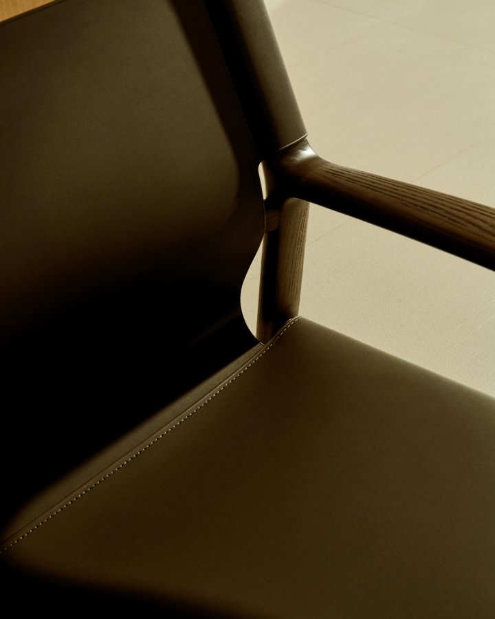 KAVE HOME Jan lenestol laget av mrkebrune resirkulerte lrfibre og FSC 100 % heltre ask med w