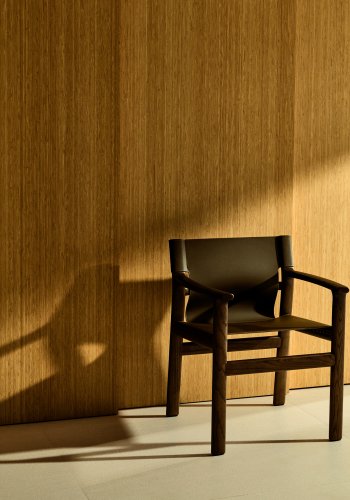 KAVE HOME Jan-stol laget av mrkebrune resirkulerte lrfibre og FSC 100 % heltre ask med valntt