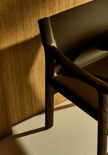 KAVE HOME Jan-stol laget av mrkebrune resirkulerte lrfibre og FSC 100 % heltre ask med valntt